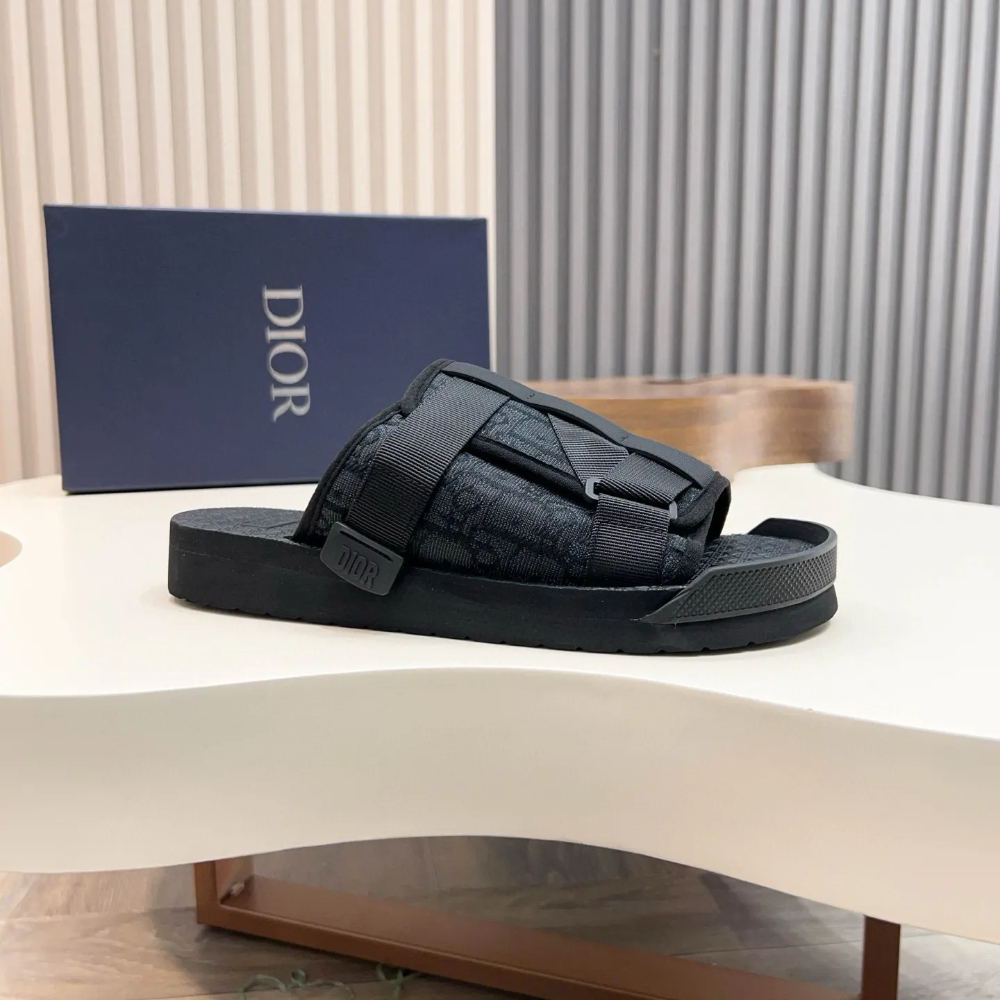 Factory price: 280💰Dior Alias ​​men's leather slippers. This Alias ​​sandal is a new summer product, showing a casual and elegant style. Carefully crafted from grained cow leather and Oblique printed fabric, with cowhide lining! Cross-strap design with metal-clad brass CD Diamond logo. The imported cowhide leather and rubber sole adds sophistication and comfort, while Oblique print-effect anti-slip panels add style. Size: 38-44 (45 customized)